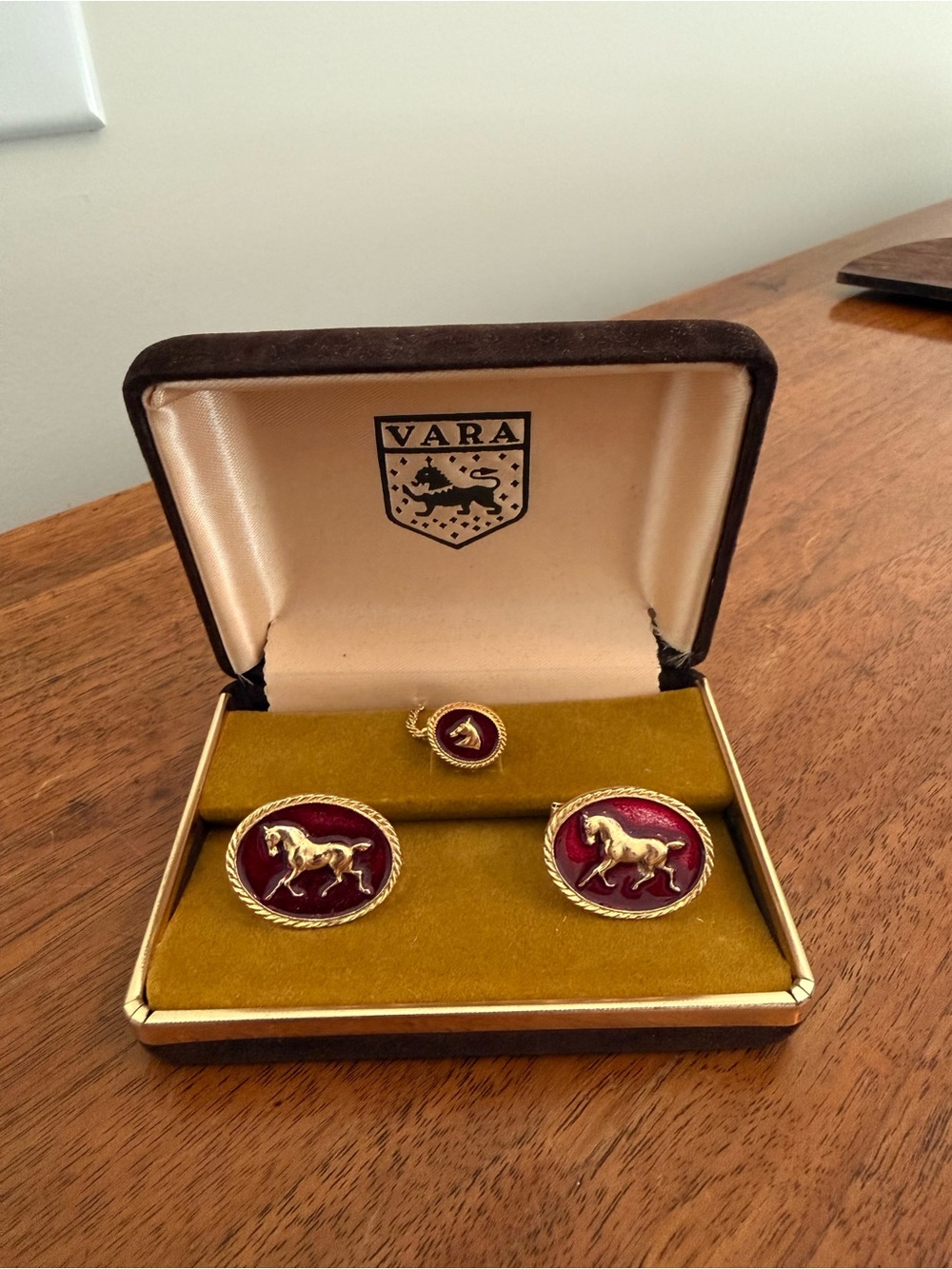 Vara Men's Red and Gold Horse Cufflinks & Tie Tack Set